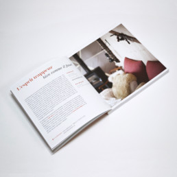 Livre format carré. Article de présentation hôtel en suisse. Typographie didone et italique.