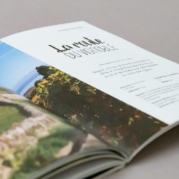 guide activité et loisirs, layout, double page, titre typographie calligraphie