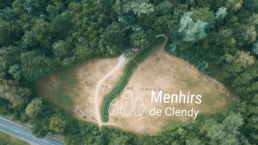 Travail graphiste, pictogramme et texte, illustrant Menhirs de Clendy